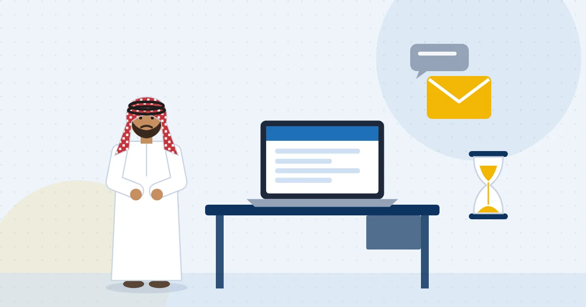 باحث عن عمل ينتظر ردًا على طلب التوظيف أمام بريده الإلكتروني