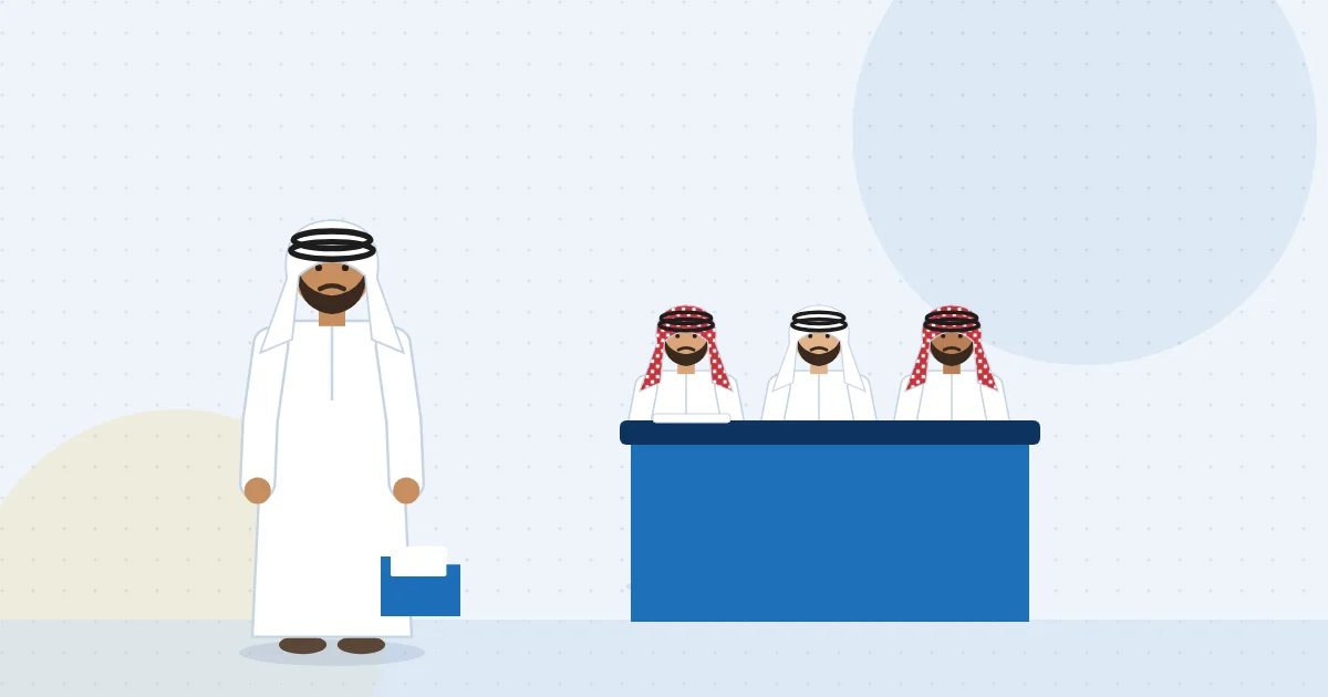 متقدم يجلس أمام لجنة مقابلة رسمية