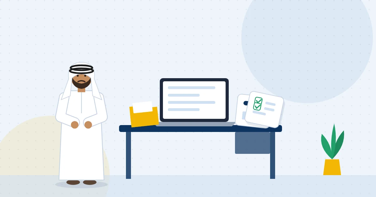 شاب يرتب مستندات التقديم أمام حاسوب استعدادًا لطلب توظيف