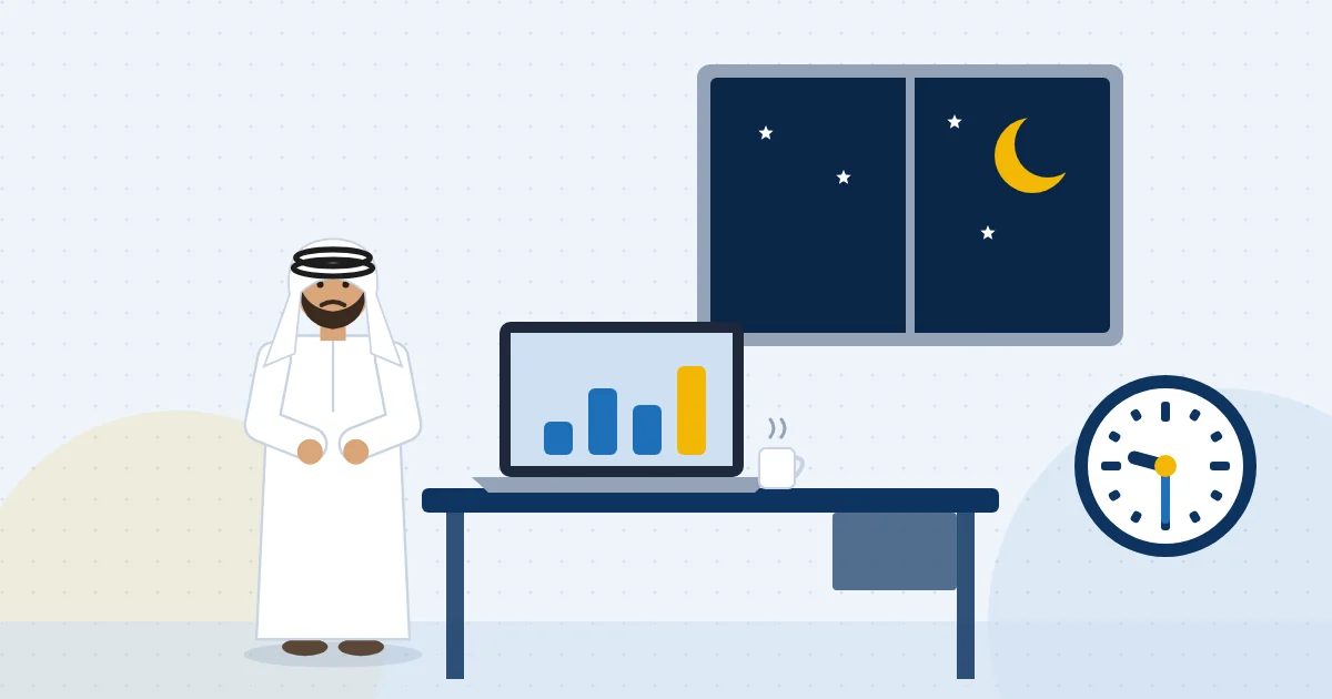 موظف يعمل مساءً في المكتب بجوار ساعة تشير إلى وقت متأخر