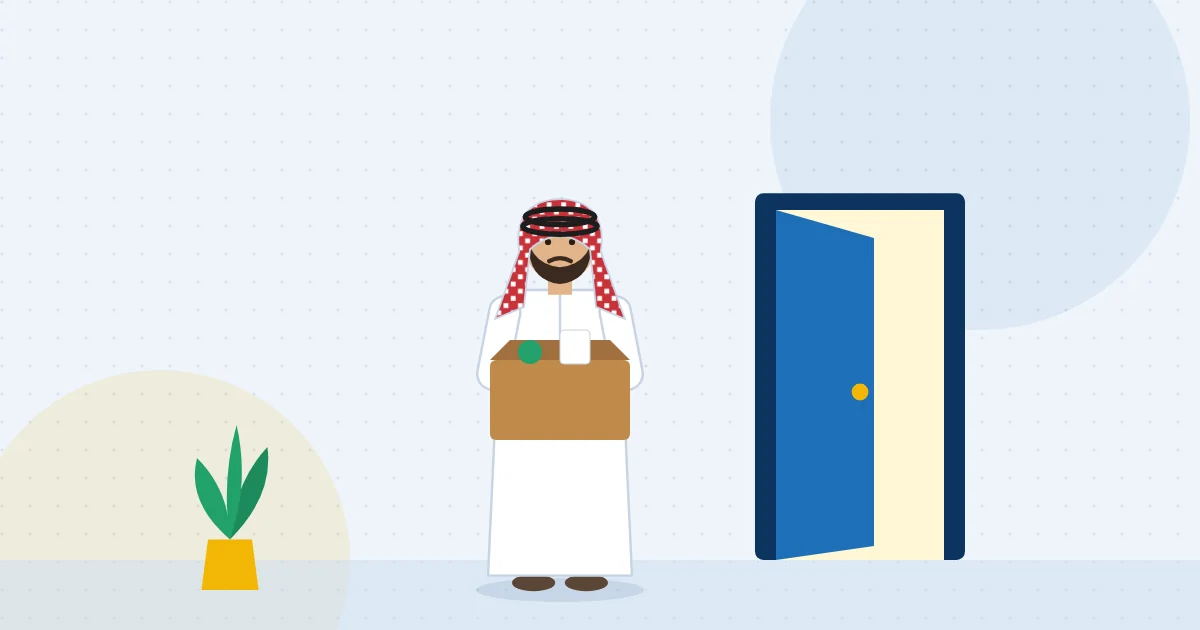 موظف يغادر مكتبه عبر باب مفتوح حاملًا صندوق أغراضه